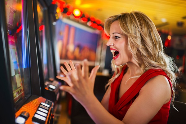 blije vrouw na winst op gokkast in een casino